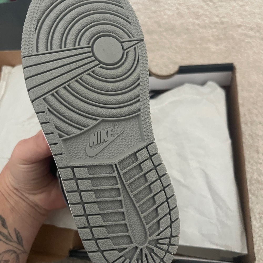 Jordan 1 Retro High OG Kids Black and Silver Sneakers - Picture 4 of 4